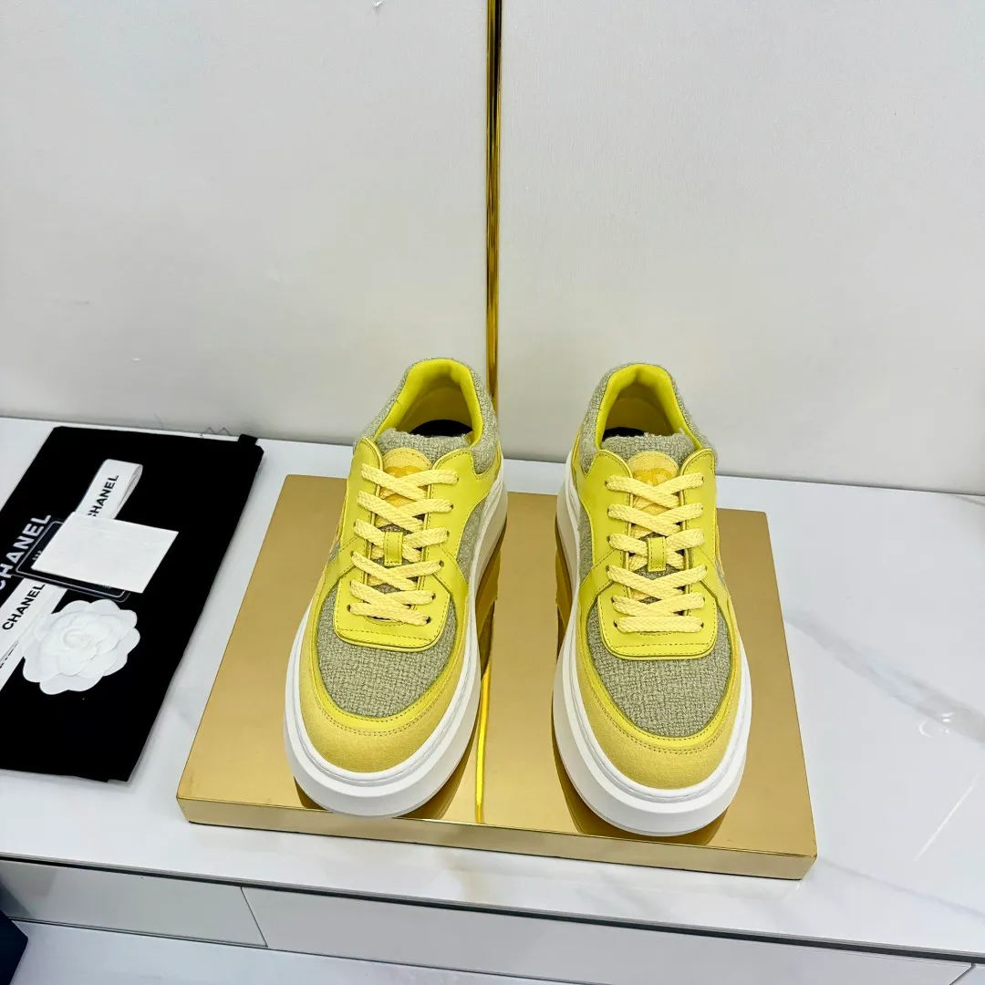 👟👟Ex-factory price 680👟👟 Upgraded version, upgraded version, upgraded version! No rebuttal accepted! ! ! ! Chanel Chanel panda shoes! 2025 counter's top casual sports shoes. This classic design; the upper is electro-embroidered with a variety of techniques; the outsole is fashionable and sporty; the unusual inclusion of a variety of color matching elements... The diversified mix and match is very good-looking and versatile, and can be used for leisure, fashion, sports, and outdoor... ꫛꫀꪝ Go➫ Materials: ❶Upper made of: original imported first-layer silk cowhide + original waterproof cloth + original first-layer cowhide ❷Inner lining: Original Yangli+Net ❸Outsole based on: Original TPU combination outsole Counter boutique packaging complete set for women 35–41 👉 👉 👉 👉 👉 👉 👉